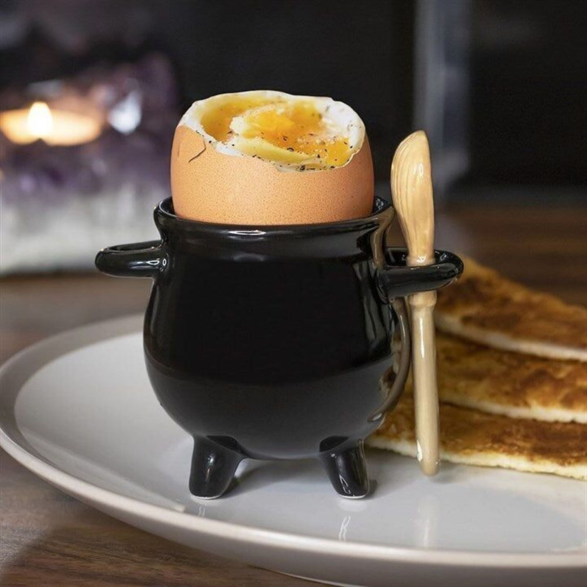 Coquetier Chaudron avec Cuillere Balai 1