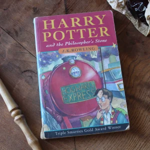 T1 PB4 E64 Harry Potter and the Philosopher's Stone Paperback Bloomsbury (2)