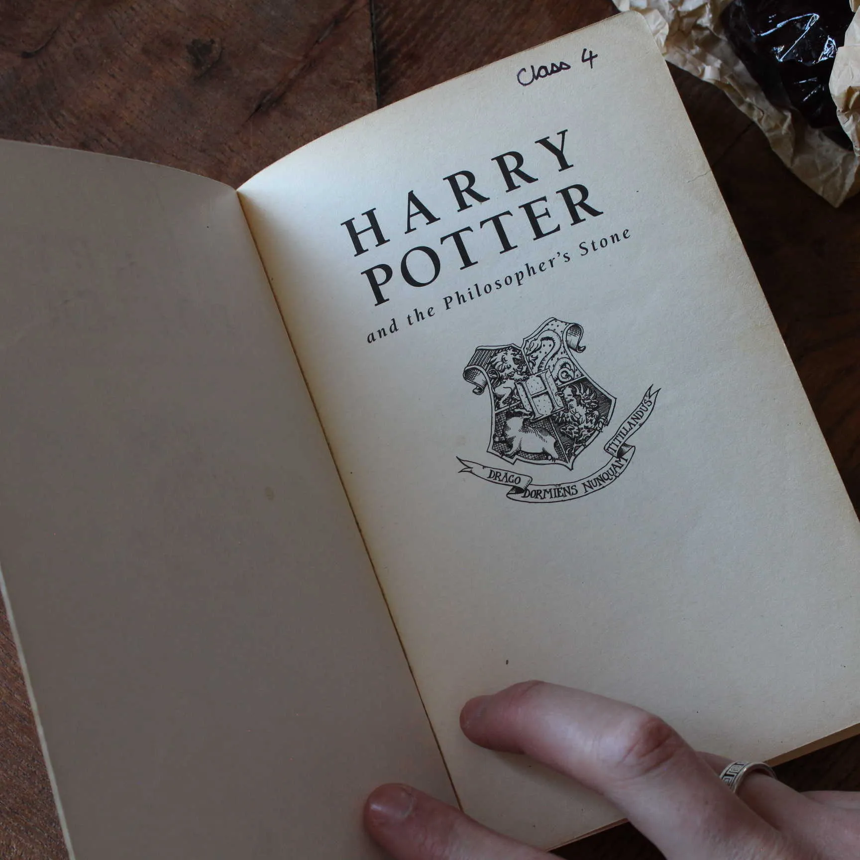 T1 PB4 E64 Harry Potter and the Philosopher's Stone Paperback Bloomsbury (6)