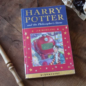 T1 PB5 E4 Harry Potter and the Philosopher's Stone Paperback Bloomsbury 2001 (2)