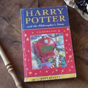 T1 PB6 E11 Harry Potter and the Philosopher's Stone Paperback Bloomsbury 2001 (2)