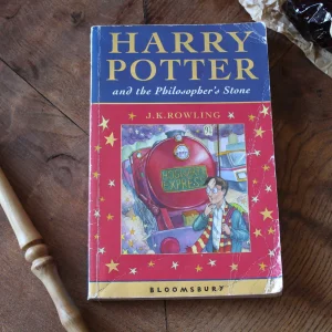 T1 PB7 E3 Harry Potter and the Philosopher's Stone Paperback Bloomsbury 2001 (2)