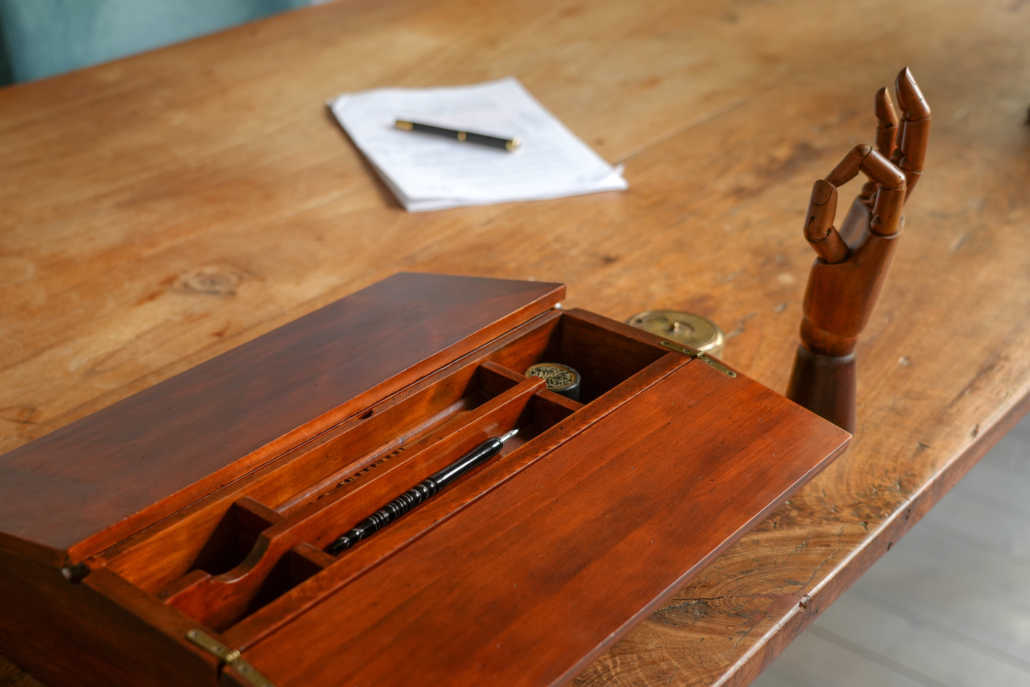 main d'artiste en bois vieilli authentic models