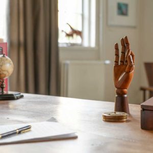 main d'artiste en bois vieilli authentic models