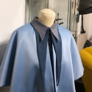 cape d'uniforme bleue the witch's cabin