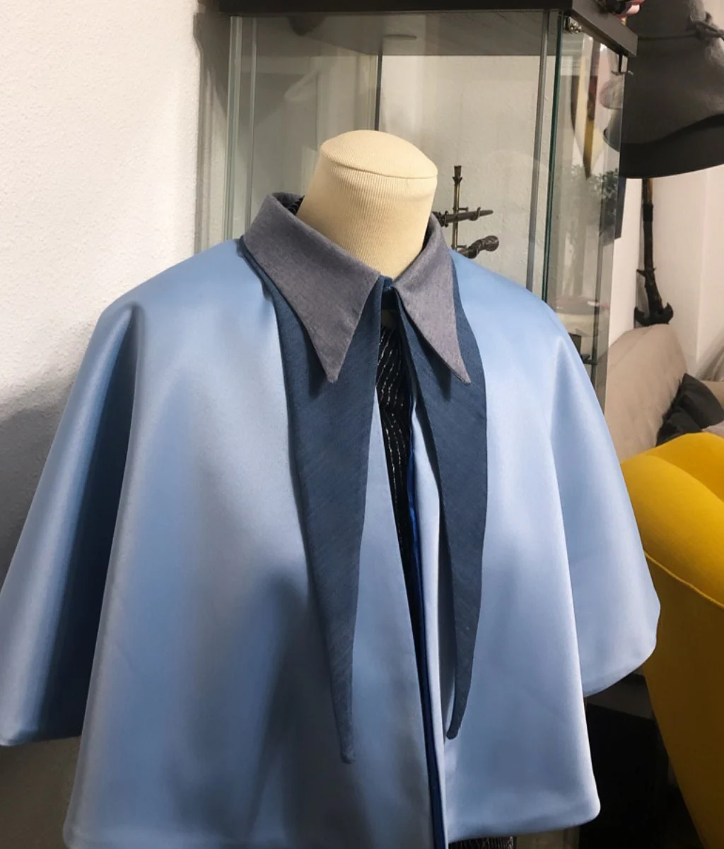 cape d'uniforme bleue the witch's cabin