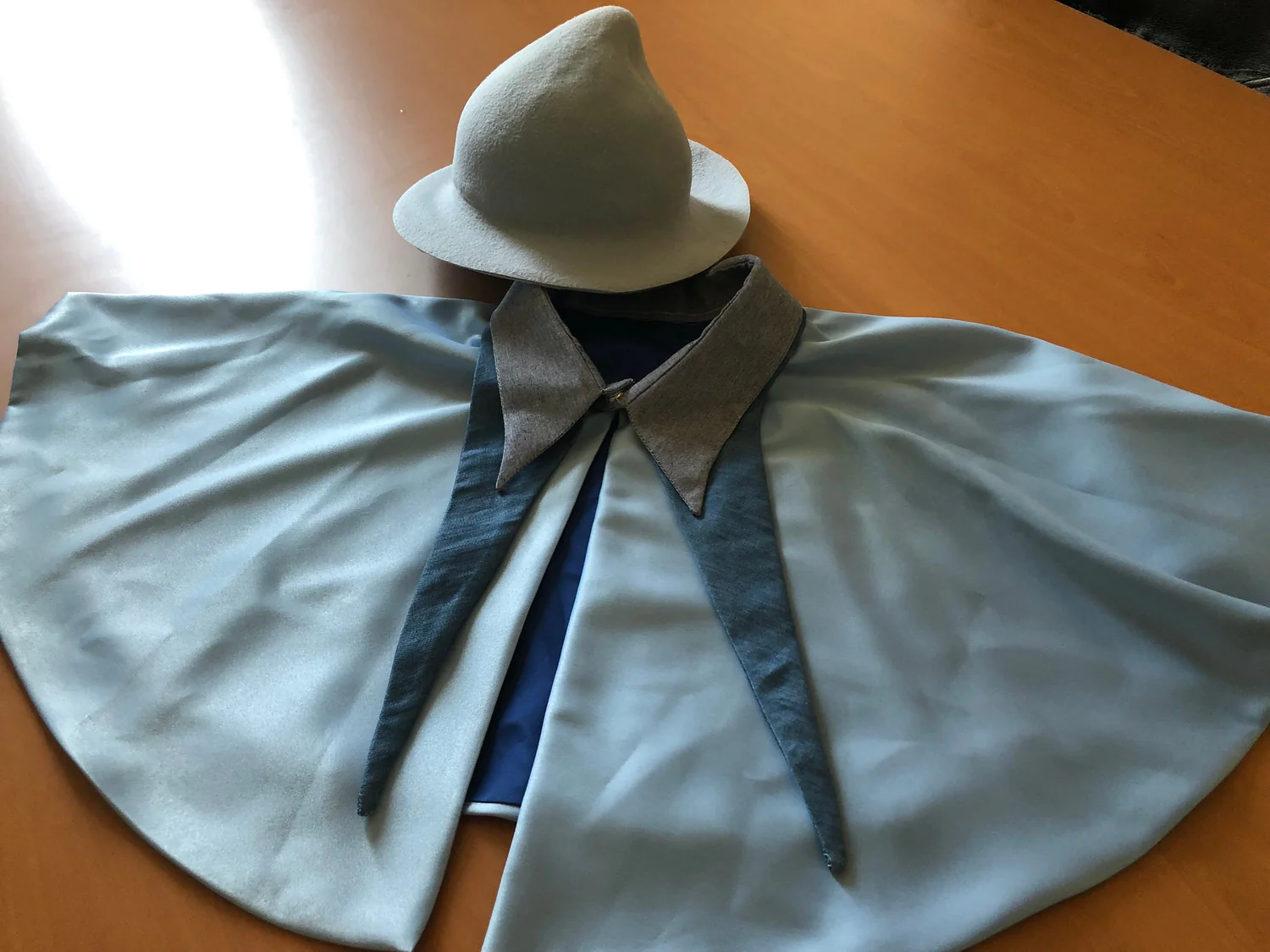 cape d'uniforme bleue the witch's cabin