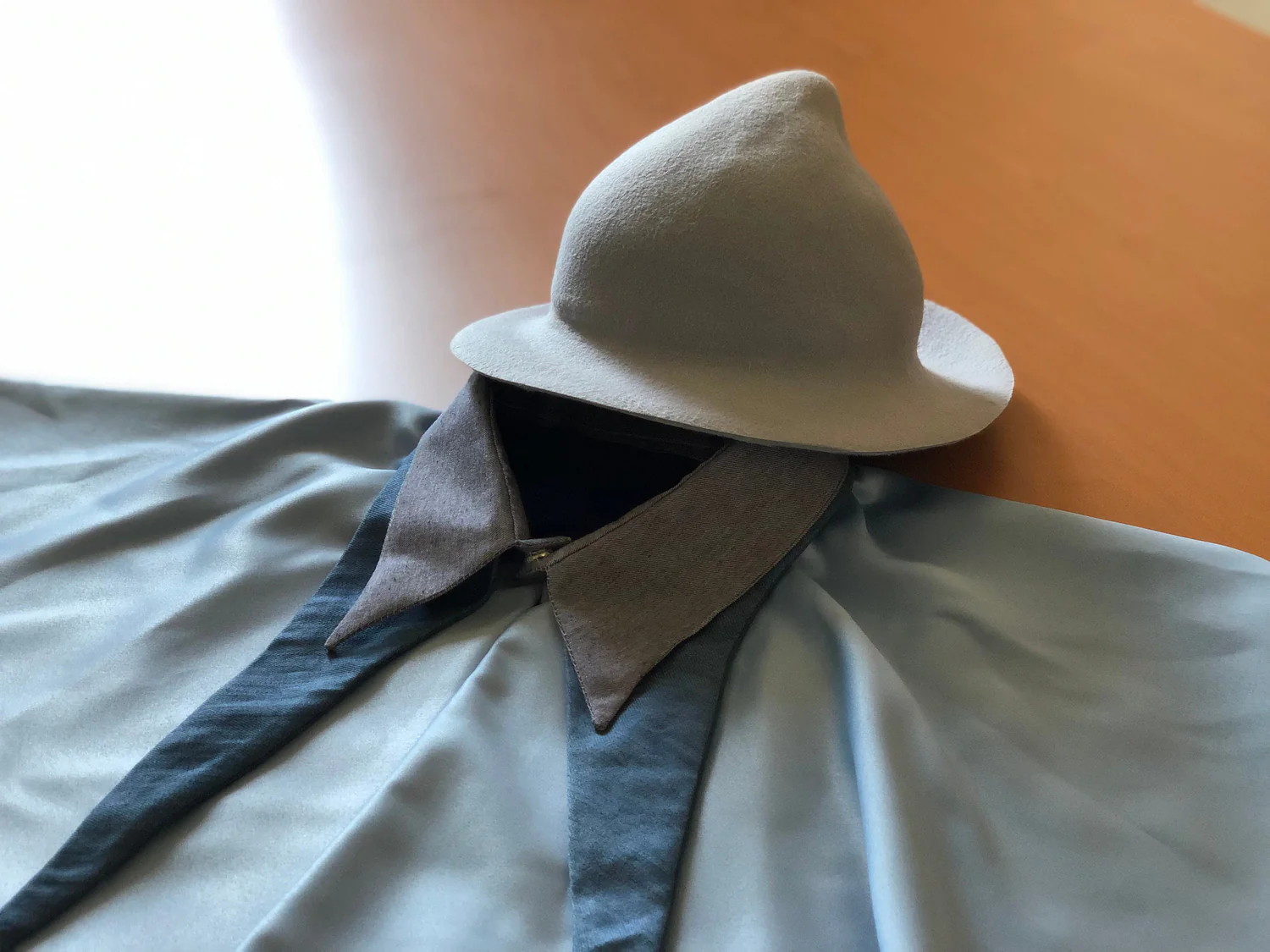 cape d'uniforme bleue the witch's cabin