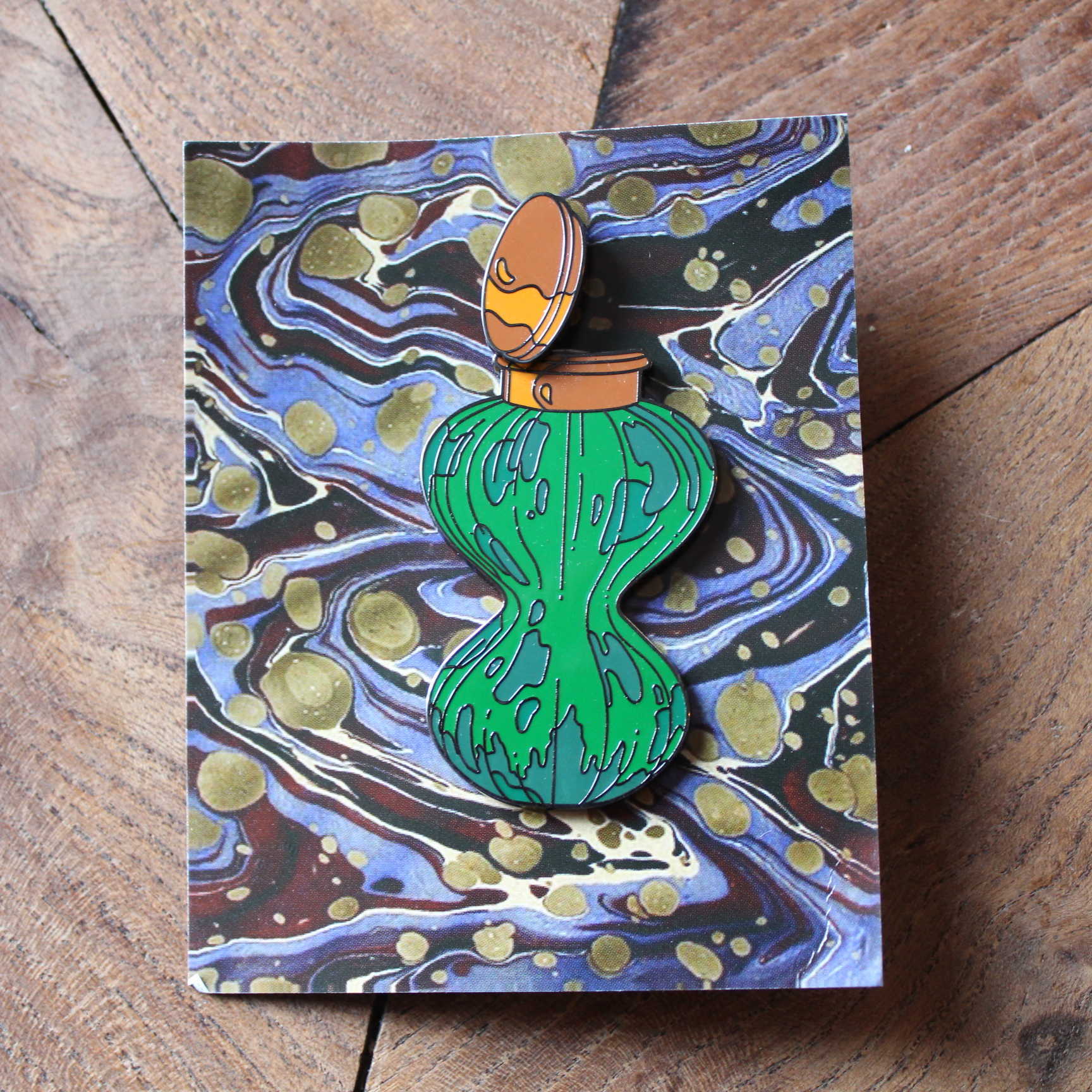 pin's de la prof en rose qui jongle the wizarding trunk (copie)