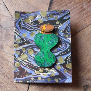 pin's de la prof en rose qui jongle the wizarding trunk (copie)