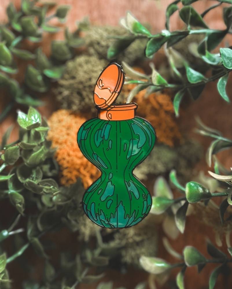 pin's de la prof en rose qui jongle the wizarding trunk (copie)