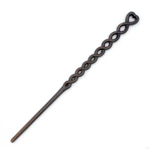 baguette magique sculptée – entrelacs celtiques & cœur | artisanat magique
