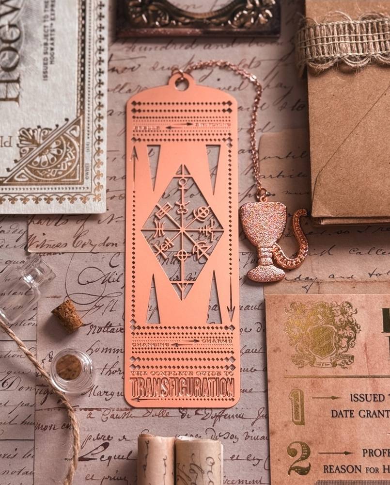 marque page métallique ancient runes the wizarding trunk (copie)