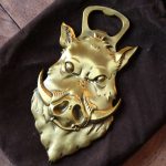 Décapsuleur Tête de Sanglier – The Wizarding Trunk (2) clé du pub the copper kettle the wizarding trunk (copie)