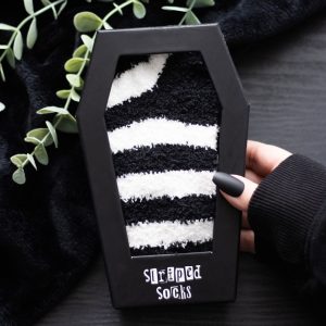 chaussettes rayées dans un coffret cadeau en forme de cercueil