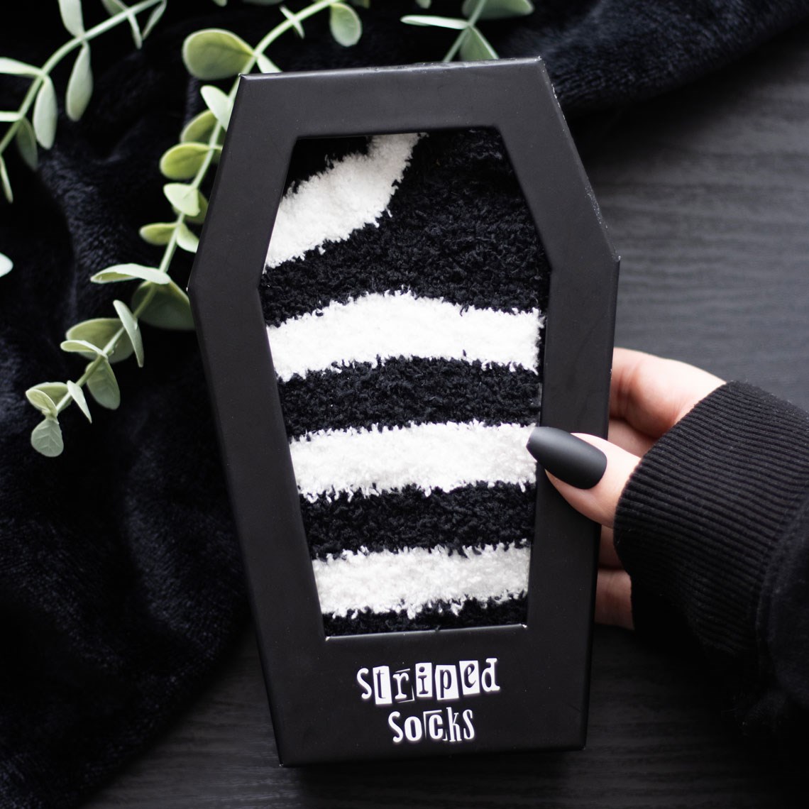 chaussettes rayées dans un coffret cadeau en forme de cercueil