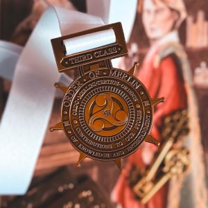 médaille de l'ordre de merlin troisième classe the wizarding trunk